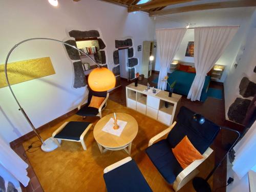 圣克鲁斯达格拉西奥萨Quinta Perpetua, Casa Flores的享有带桌椅的客厅的顶部景色。