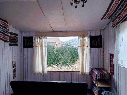 普诺Quechua lodge Titicaca的客房设有一个窗户,沙发
