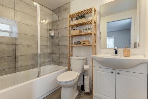 魁北克市Le Royale - Havre de paix的浴室配有卫生间、盥洗盆和浴缸。
