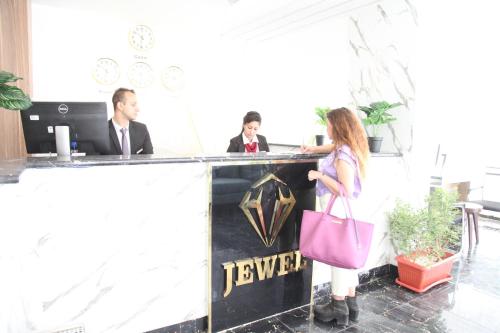 开罗Jewel Agouza Hotel的一群坐在办公室桌子上的人