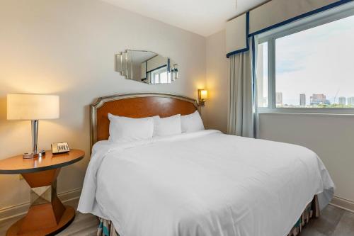 拉斯维加斯蓝绿度假俱乐部36酒店的卧室配有白色的床和窗户。