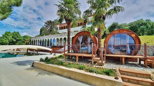 维韦罗内Cella Grande的游泳池旁设有两个拱形窗户的酒店