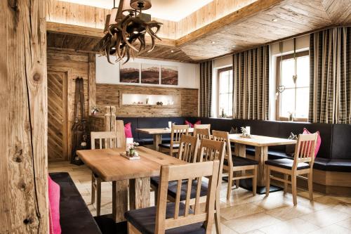 弗拉绍萨尔茨堡霍夫酒店的用餐室配有木桌和椅子