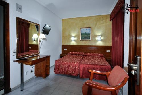 阿拉贡酒店客房内的一张或多张床位