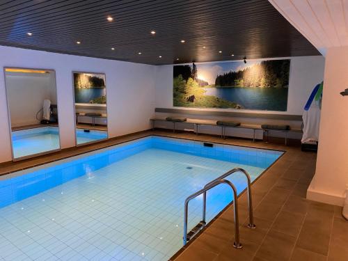 哈嫩克利博克斯维斯霍赫瓦尔德之家旅馆的大型游泳池,位于酒店带大型游泳池的客房