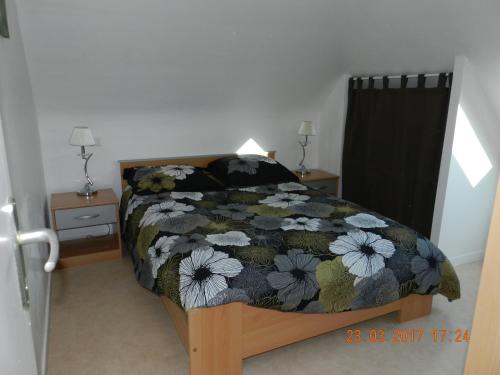 埃尔盖加贝里克Patras的一间卧室配有一张带花卉床罩的床