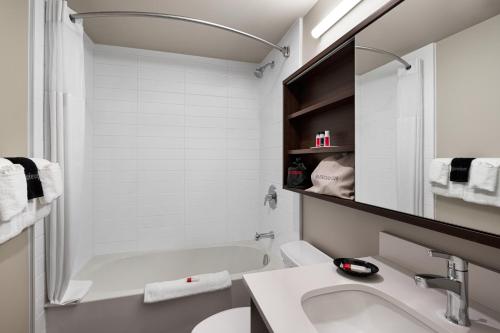 安蒂戈尼什Microtel Inn & Suites by Wyndham Antigonish的白色的浴室设有水槽和浴缸。