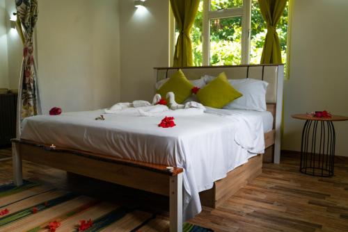 拉迪格岛Villa Charette-Self Catering Villas的一间卧室,床上放着动物