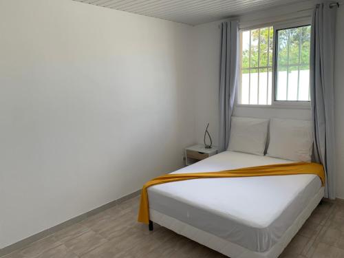 卡宴Kasentof的白色的卧室设有床和窗户