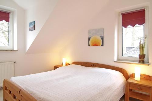 沙博伊茨Reihenhaus Eichenweg Reihenhaus Eichenweg Appartement 8的卧室配有白色的床和2扇窗户。