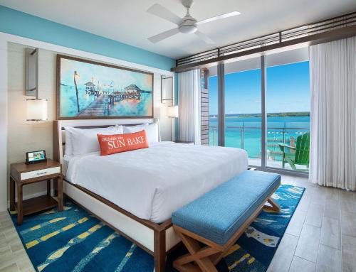 拿骚Margaritaville Beach Resort Nassau的一间卧室设有一张大床和一个大窗户