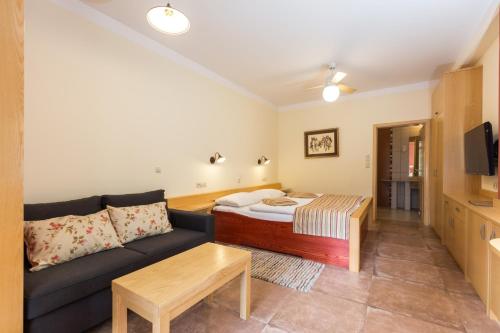 博德森特克阿蒙自然酒店的客厅配有沙发和1张床