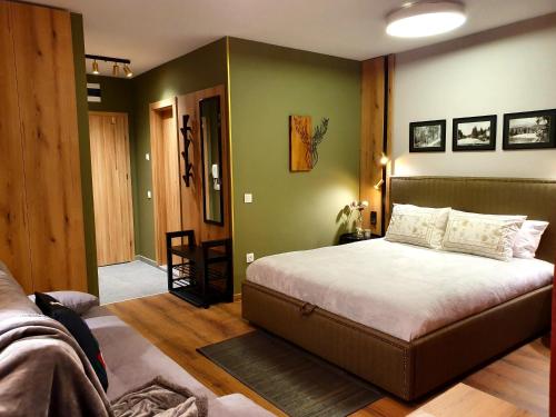 波罗维茨Pinewood ANG luxurious apartment A32的一间卧室,卧室内配有一张大床