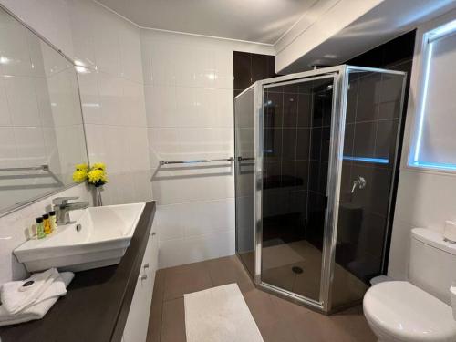 班达伯格Lux in Bundy - Wifi, AC, Netflix and comfort的带淋浴、盥洗盆和卫生间的浴室