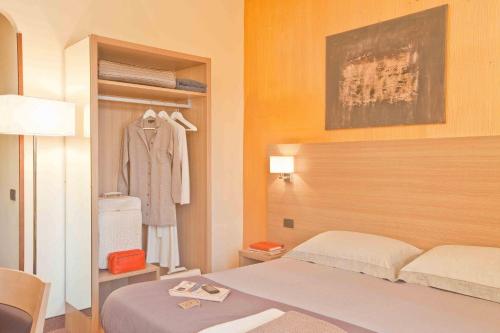 卡莱扎诺福斯特酒店的酒店客房设有一张床和一个衣柜。