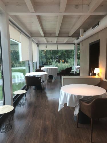特拉马卡斯蒂利亚埃尔巴丹酒店的一间带2张桌子和椅子的餐厅