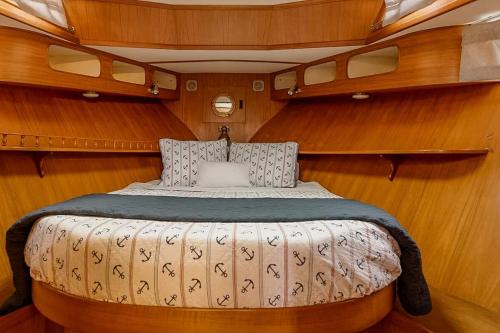 2BR Spacious & Comfy 43' Yacht - Heat & AC - On the Freedom Trail - Best Nights Sleep客房内的一张或多张床位