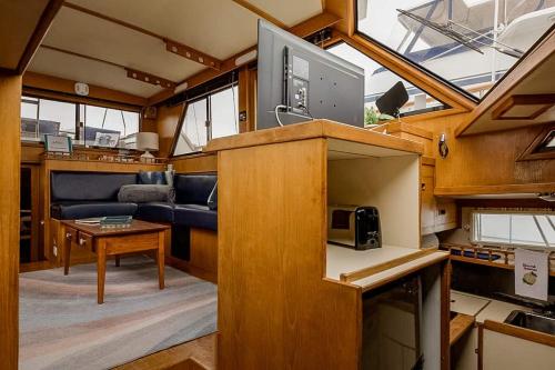 波士顿2BR Spacious & Comfy 43' Yacht - Heat & AC - On the Freedom Trail - Best Nights Sleep的船上的厨房和客厅的景色