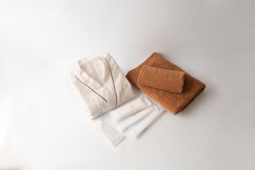 神栖市HOTEL R9 The Yard Kamisu的白色背景的三条毛巾