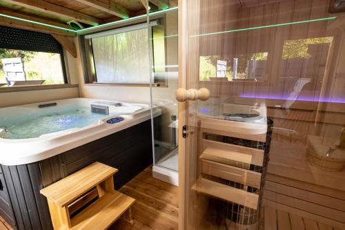 博希尼莱斯曼旅馆的带浴缸和盥洗盆的浴室