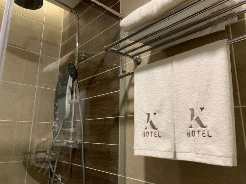 K Hotel的一间浴室