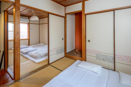 京都Kyoto Yorokobu Inn / Vacation STAY 9506的带两张床和镜子的客房