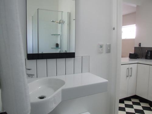 奥克兰安静角落住宿加早餐旅馆的白色的浴室设有水槽和镜子
