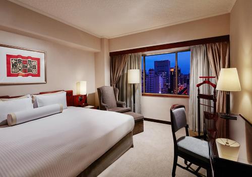 台北台北福華大飯店的一间设有大床和窗户的酒店客房