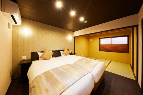 京都Rinn Hanayacho Asagiri的一间卧室,卧室内配有一张大床