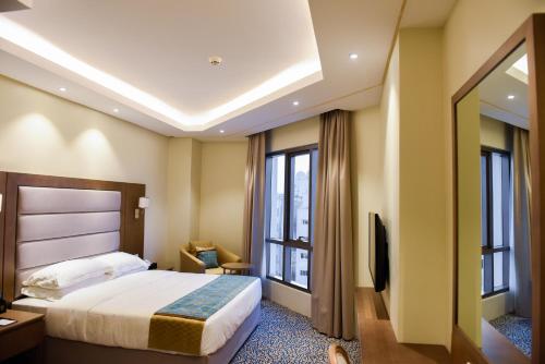 马斯喀特ROZANA HOTEL的酒店客房设有一张床和一个大窗户