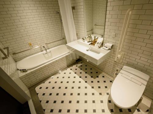 东京艾比苏霍利克酒店的白色的浴室设有卫生间和水槽。