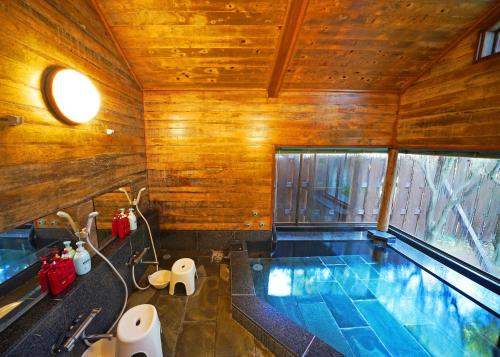 箱根Villa Liberte Hakone Gora的房屋内带游泳池的浴室