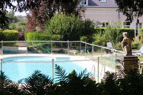 阿姆博斯舒瓦瑟尔酒店的庭院中一座带雕像的游泳池