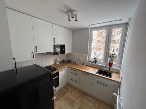 杜什尼基-兹德鲁伊Apartament Wspomnienie的厨房配有白色橱柜和炉灶烤箱。