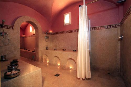 阿尔巴亚宫殿酒店的一间浴室
