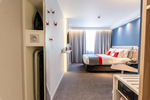 洛尔蒙Holiday Inn Express - Bordeaux - Lormont, an IHG Hotel的酒店客房设有床和窗户。