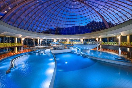 拉什科Family Boutique Hotel Trubarjev的一座带玻璃圆顶的大型游泳池