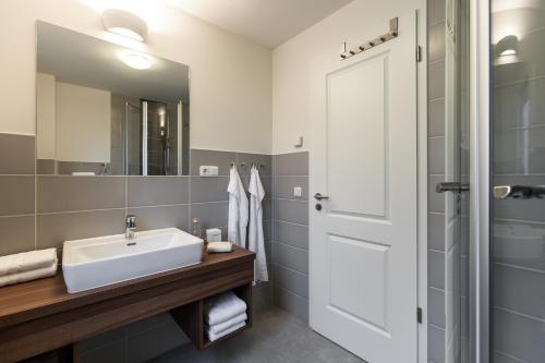 瓦尔内明德马克格拉芬黑德斯特朗度假酒店的一间带水槽和镜子的浴室