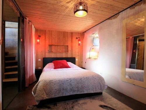 圣于连－沙普特伊Gîte Saint-Julien-Chapteuil, 2 pièces, 2 personnes - FR-1-582-29的一间卧室配有一张红色枕头的床