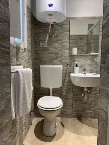 卡塔尼亚欧式微格图瑞提可酒店的一间带卫生间和水槽的浴室