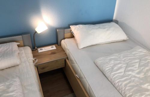 格罗森布罗德Vier Jahreszeiten 1-54的一间小型客房,配有两张床和 夜 ⁇ 