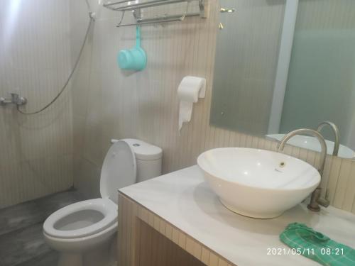 CigasongPondok Wammy Syariah的浴室配有白色水槽和卫生间。