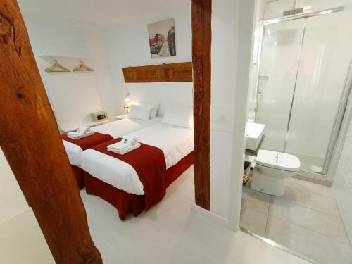 马德里皇家克鲁斯旅馆的一间卧室配有一张床,浴室设有卫生间