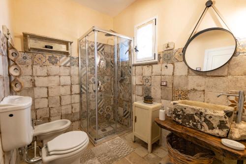 加利亚诺德尔卡波Fiorillo Cottage的带淋浴、卫生间和盥洗盆的浴室