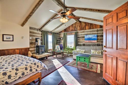 ShellHundred-Year-Old Shell Valley Settlers Cabin!的一间卧室配有一张床和吊扇