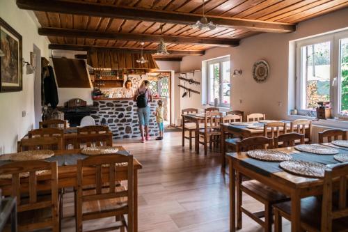 Penzion La Baita餐厅或其他用餐的地方