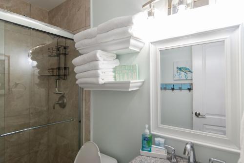 格尔夫海岸Grand Beach Resort Penthouse 1的带淋浴和毛巾的浴室