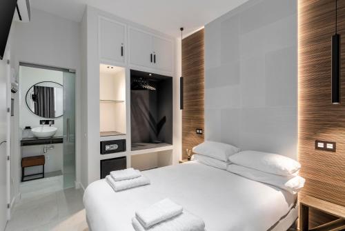 马德里EMBA ROOM的白色卧室配有白色的床和水槽