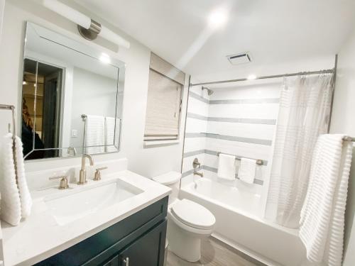 布卡拉顿365 Ocean的白色的浴室设有水槽和卫生间。