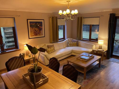 德里门Foxglove Cottages的客厅配有沙发和桌子